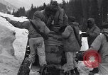 Standbild amerikanische Soldaten Camp Hale Colorado USA, 1944, aus Sekunde 56 historischem Filmmaterial Videoclip 65675038650