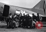 Standbild 511th Parachute Regiment Luzon Philippinen, 1945, aus Sekunde 13 historischem Filmmaterial Videoclip 65675038697