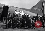 Standbild 511th Parachute Regiment Luzon Philippinen, 1945, aus Sekunde 17 historischem Filmmaterial Videoclip 65675038697
