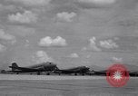 Standbild C 47 Flugzeuge Luzon Philippinen, 1945, aus Sekunde 13 historischem Filmmaterial Videoclip 65675038698