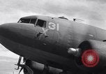 Standbild C 47 Flugzeuge Luzon Philippinen, 1945, aus Sekunde 31 historischem Filmmaterial Videoclip 65675038698