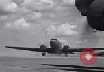 Standbild C 47 Flugzeuge Luzon Philippinen, 1945, aus Sekunde 47 historischem Filmmaterial Videoclip 65675038698
