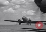 Standbild C 47 Flugzeuge Luzon Philippinen, 1945, aus Sekunde 48 historischem Filmmaterial Videoclip 65675038698
