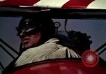 Standbild antiken Flugzeug geflogen von Gras Feld Los Angeles California USA, 1966, aus Sekunde 5 historischem Filmmaterial Videoclip 65675038706