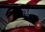 Standbild antiken Flugzeug geflogen von Gras Feld Los Angeles California USA, 1966, aus Sekunde 6 historischem Filmmaterial Videoclip 65675038706