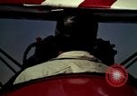 Standbild antiken Flugzeug geflogen von Gras Feld Los Angeles California USA, 1966, aus Sekunde 8 historischem Filmmaterial Videoclip 65675038706