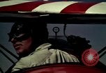 Standbild antiken Flugzeug geflogen von Gras Feld Los Angeles California USA, 1966, aus Sekunde 10 historischem Filmmaterial Videoclip 65675038706