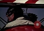 Standbild antiken Flugzeug geflogen von Gras Feld Los Angeles California USA, 1966, aus Sekunde 15 historischem Filmmaterial Videoclip 65675038706