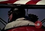 Standbild antiken Flugzeug geflogen von Gras Feld Los Angeles California USA, 1966, aus Sekunde 16 historischem Filmmaterial Videoclip 65675038706
