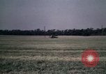 Standbild antiken Flugzeug geflogen von Gras Feld Los Angeles California USA, 1966, aus Sekunde 20 historischem Filmmaterial Videoclip 65675038706