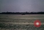 Standbild antiken Flugzeug geflogen von Gras Feld Los Angeles California USA, 1966, aus Sekunde 21 historischem Filmmaterial Videoclip 65675038706