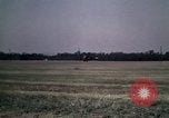 Standbild antiken Flugzeug geflogen von Gras Feld Los Angeles California USA, 1966, aus Sekunde 22 historischem Filmmaterial Videoclip 65675038706