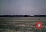 Standbild antiken Flugzeug geflogen von Gras Feld Los Angeles California USA, 1966, aus Sekunde 23 historischem Filmmaterial Videoclip 65675038706