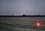 Standbild antiken Flugzeug geflogen von Gras Feld Los Angeles California USA, 1966, aus Sekunde 24 historischem Filmmaterial Videoclip 65675038706
