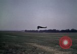 Standbild antiken Flugzeug geflogen von Gras Feld Los Angeles California USA, 1966, aus Sekunde 26 historischem Filmmaterial Videoclip 65675038706