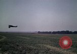 Standbild antiken Flugzeug geflogen von Gras Feld Los Angeles California USA, 1966, aus Sekunde 27 historischem Filmmaterial Videoclip 65675038706