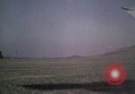 Standbild antiken Flugzeug geflogen von Gras Feld Los Angeles California USA, 1966, aus Sekunde 29 historischem Filmmaterial Videoclip 65675038706