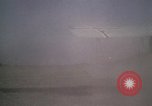 Standbild antiken Flugzeug geflogen von Gras Feld Los Angeles California USA, 1966, aus Sekunde 30 historischem Filmmaterial Videoclip 65675038706