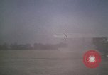 Standbild antiken Flugzeug geflogen von Gras Feld Los Angeles California USA, 1966, aus Sekunde 33 historischem Filmmaterial Videoclip 65675038706