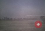 Standbild antiken Flugzeug geflogen von Gras Feld Los Angeles California USA, 1966, aus Sekunde 34 historischem Filmmaterial Videoclip 65675038706