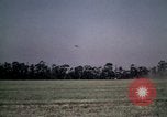 Standbild antiken Flugzeug geflogen von Gras Feld Los Angeles California USA, 1966, aus Sekunde 35 historischem Filmmaterial Videoclip 65675038706