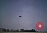 Standbild antiken Flugzeug geflogen von Gras Feld Los Angeles California USA, 1966, aus Sekunde 36 historischem Filmmaterial Videoclip 65675038706