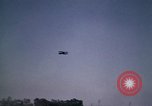 Standbild antiken Flugzeug geflogen von Gras Feld Los Angeles California USA, 1966, aus Sekunde 37 historischem Filmmaterial Videoclip 65675038706