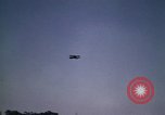 Standbild antiken Flugzeug geflogen von Gras Feld Los Angeles California USA, 1966, aus Sekunde 38 historischem Filmmaterial Videoclip 65675038706