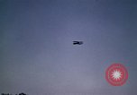 Standbild antiken Flugzeug geflogen von Gras Feld Los Angeles California USA, 1966, aus Sekunde 39 historischem Filmmaterial Videoclip 65675038706