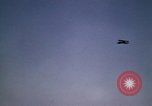 Standbild antiken Flugzeug geflogen von Gras Feld Los Angeles California USA, 1966, aus Sekunde 40 historischem Filmmaterial Videoclip 65675038706