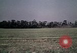 Standbild antiken Flugzeug geflogen von Gras Feld Los Angeles California USA, 1966, aus Sekunde 41 historischem Filmmaterial Videoclip 65675038706