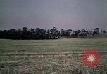 Standbild antiken Flugzeug geflogen von Gras Feld Los Angeles California USA, 1966, aus Sekunde 42 historischem Filmmaterial Videoclip 65675038706