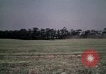 Standbild antiken Flugzeug geflogen von Gras Feld Los Angeles California USA, 1966, aus Sekunde 43 historischem Filmmaterial Videoclip 65675038706