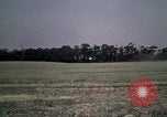 Standbild antiken Flugzeug geflogen von Gras Feld Los Angeles California USA, 1966, aus Sekunde 44 historischem Filmmaterial Videoclip 65675038706