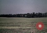 Standbild antiken Flugzeug geflogen von Gras Feld Los Angeles California USA, 1966, aus Sekunde 45 historischem Filmmaterial Videoclip 65675038706