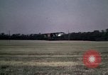 Standbild antiken Flugzeug geflogen von Gras Feld Los Angeles California USA, 1966, aus Sekunde 46 historischem Filmmaterial Videoclip 65675038706