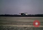 Standbild antiken Flugzeug geflogen von Gras Feld Los Angeles California USA, 1966, aus Sekunde 47 historischem Filmmaterial Videoclip 65675038706