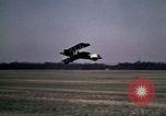 Standbild antiken Flugzeug geflogen von Gras Feld Los Angeles California USA, 1966, aus Sekunde 48 historischem Filmmaterial Videoclip 65675038706