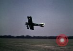 Standbild antiken Flugzeug geflogen von Gras Feld Los Angeles California USA, 1966, aus Sekunde 49 historischem Filmmaterial Videoclip 65675038706