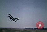 Standbild antiken Flugzeug geflogen von Gras Feld Los Angeles California USA, 1966, aus Sekunde 50 historischem Filmmaterial Videoclip 65675038706