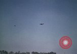 Standbild antiken Flugzeug geflogen von Gras Feld Los Angeles California USA, 1966, aus Sekunde 53 historischem Filmmaterial Videoclip 65675038706