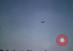 Standbild antiken Flugzeug geflogen von Gras Feld Los Angeles California USA, 1966, aus Sekunde 54 historischem Filmmaterial Videoclip 65675038706