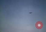 Standbild antiken Flugzeug geflogen von Gras Feld Los Angeles California USA, 1966, aus Sekunde 55 historischem Filmmaterial Videoclip 65675038706