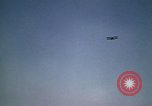 Standbild antiken Flugzeug geflogen von Gras Feld Los Angeles California USA, 1966, aus Sekunde 56 historischem Filmmaterial Videoclip 65675038706