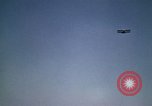 Standbild antiken Flugzeug geflogen von Gras Feld Los Angeles California USA, 1966, aus Sekunde 57 historischem Filmmaterial Videoclip 65675038706
