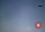 Standbild antiken Flugzeug geflogen von Gras Feld Los Angeles California USA, 1966, aus Sekunde 58 historischem Filmmaterial Videoclip 65675038706