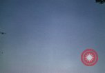 Standbild antiken Flugzeug geflogen von Gras Feld Los Angeles California USA, 1966, aus Sekunde 59 historischem Filmmaterial Videoclip 65675038706