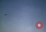 Standbild antiken Flugzeug geflogen von Gras Feld Los Angeles California USA, 1966, aus Sekunde 60 historischem Filmmaterial Videoclip 65675038706