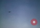Standbild antiken Flugzeug geflogen von Gras Feld Los Angeles California USA, 1966, aus Sekunde 61 historischem Filmmaterial Videoclip 65675038706