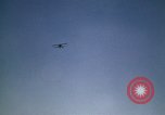 Standbild antiken Flugzeug geflogen von Gras Feld Los Angeles California USA, 1966, aus Sekunde 62 historischem Filmmaterial Videoclip 65675038706